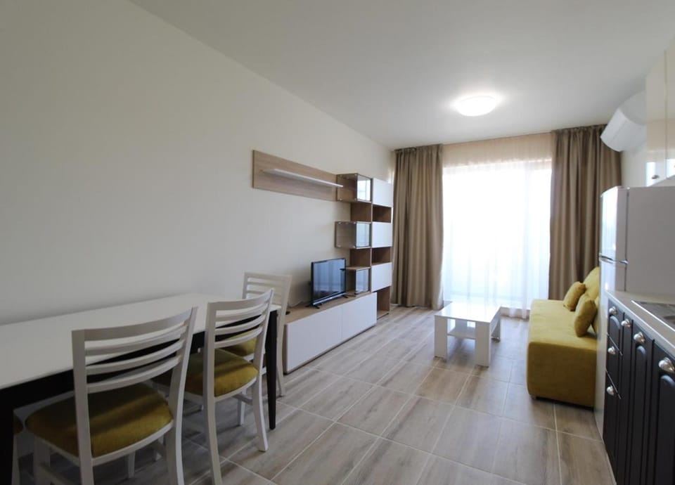 Communal lounge/ TV room, Living room, Dining area