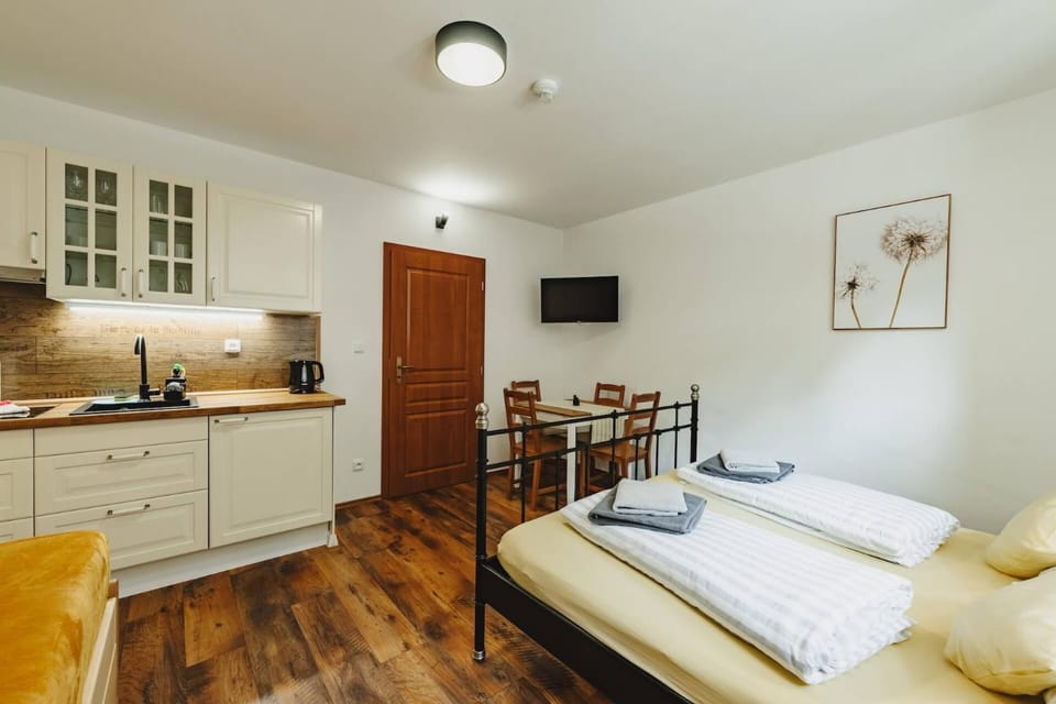 Bed, Kitchen or kitchenette, Bedroom
