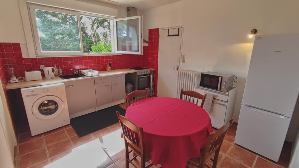 Coffee/tea facilities, Kitchen or kitchenette, Dining area, oven, stove, toaster