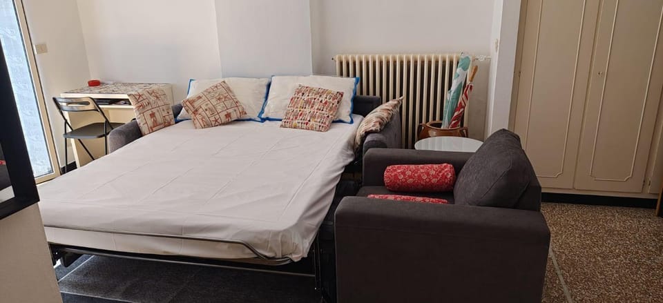 Bed, Living room, Seating area