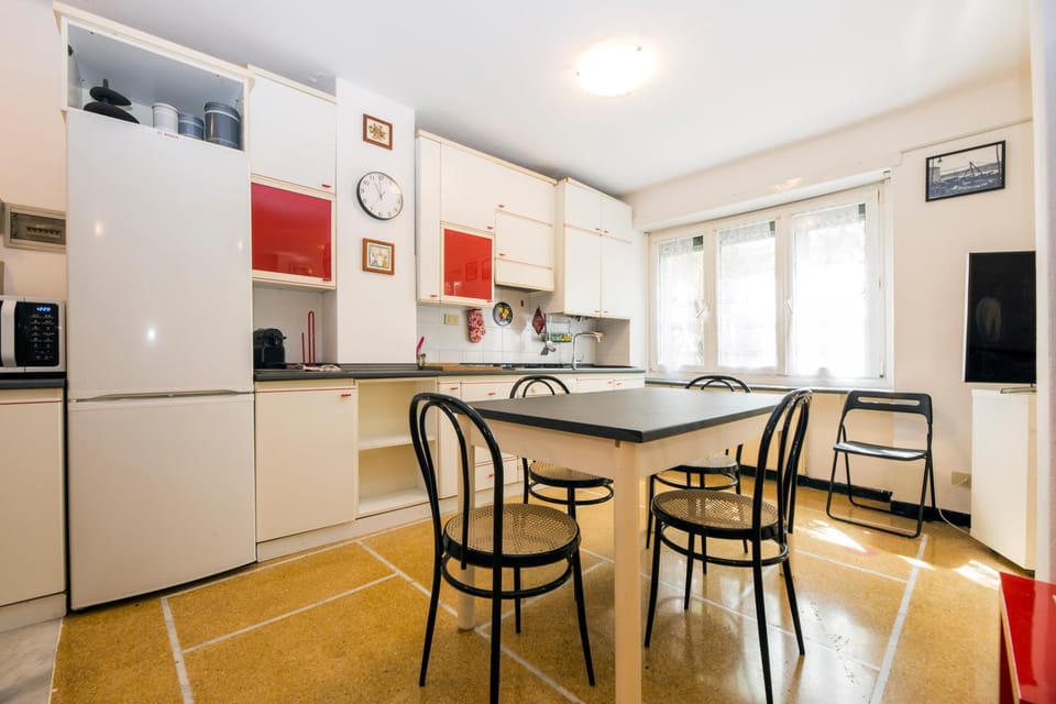 TV and multimedia, Kitchen or kitchenette, Dining area, oven, stove