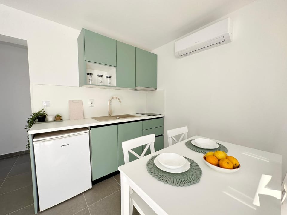 Kitchen or kitchenette, Dining area, stove, air conditioner