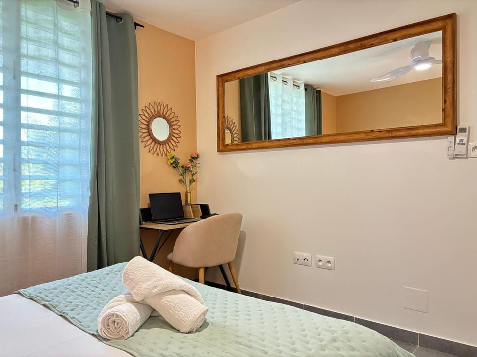 Bed, Photo of the whole room, Bedroom, internet, towels