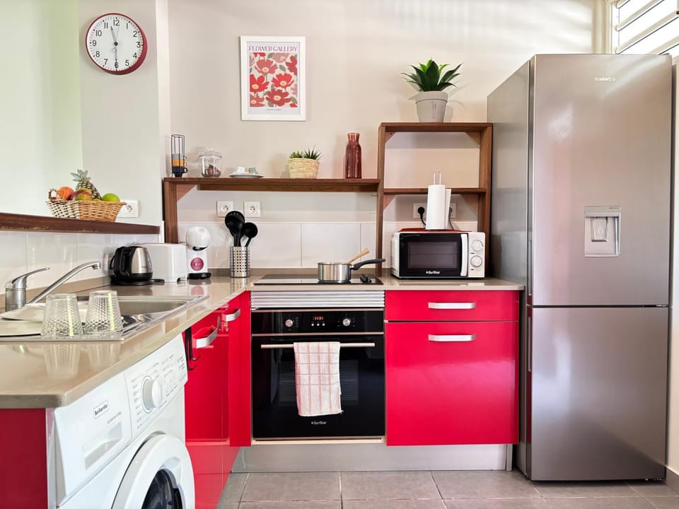 Coffee/tea facilities, Kitchen or kitchenette, oven, stove, toaster, washing machine