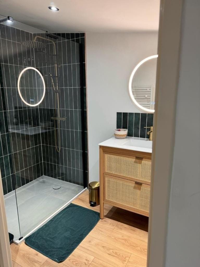 Chambre indépendante avec salle de bain et toilettes Country House in Normandy