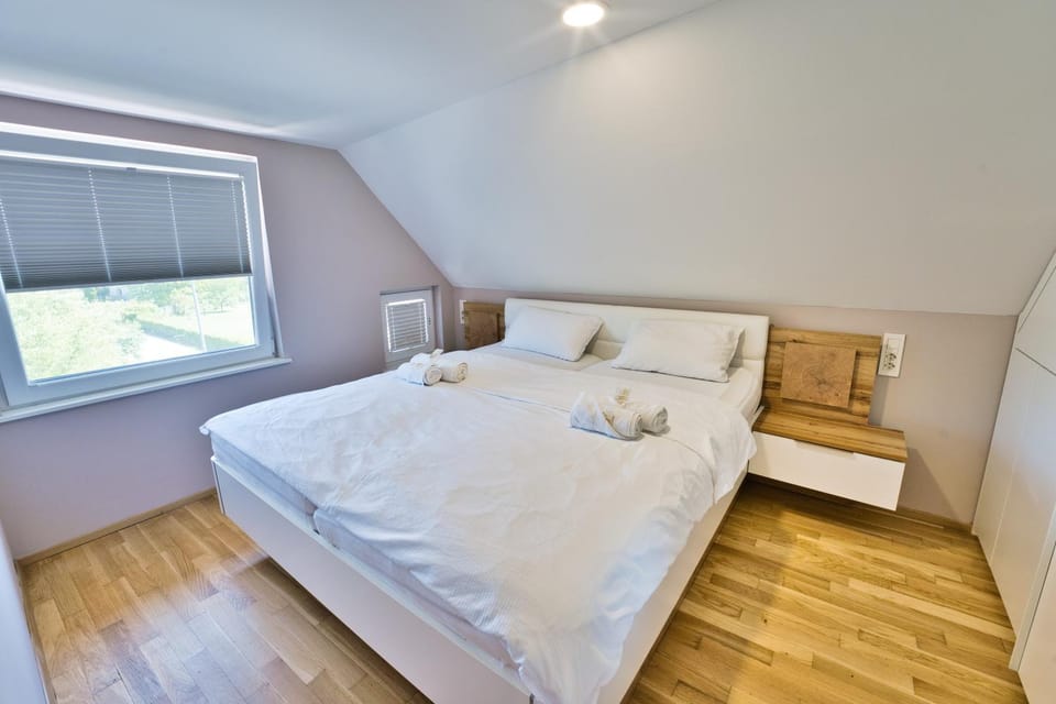 Bed, Bedroom, towels