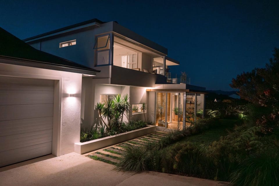 Sol'scape Villa - Secure Retreat, Panoramic Views, Modern Estate Home Villa in Plettenberg Bay