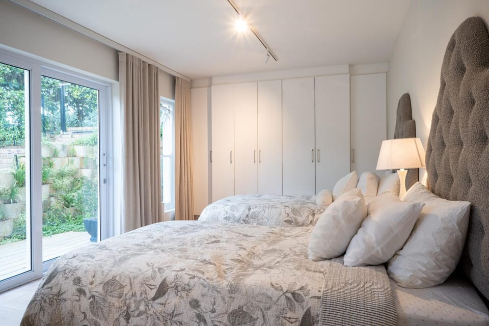 Sol'scape Villa - Secure Retreat, Panoramic Views, Modern Estate Home Villa in Plettenberg Bay
