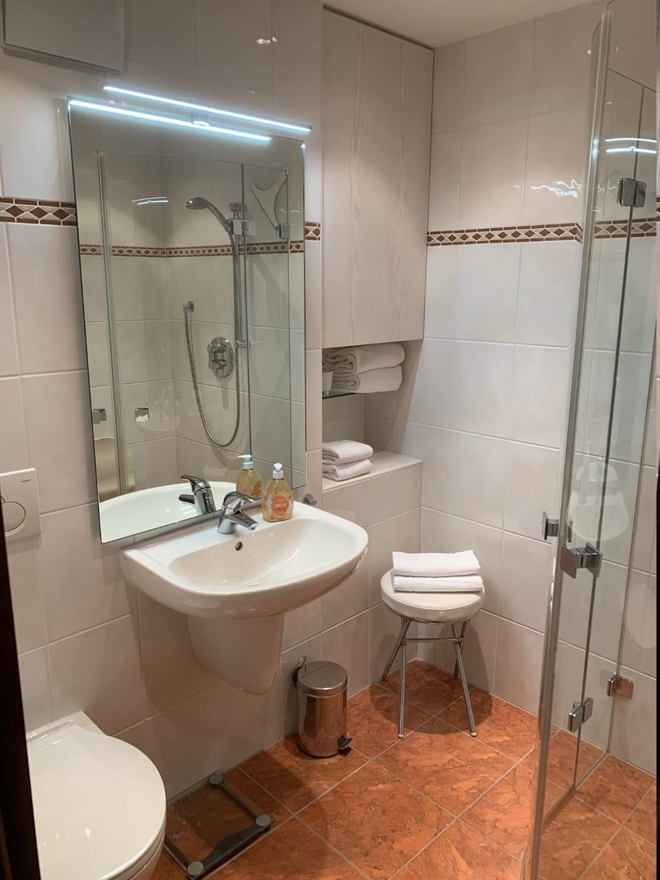 Shower, Toilet, Bathroom, towels