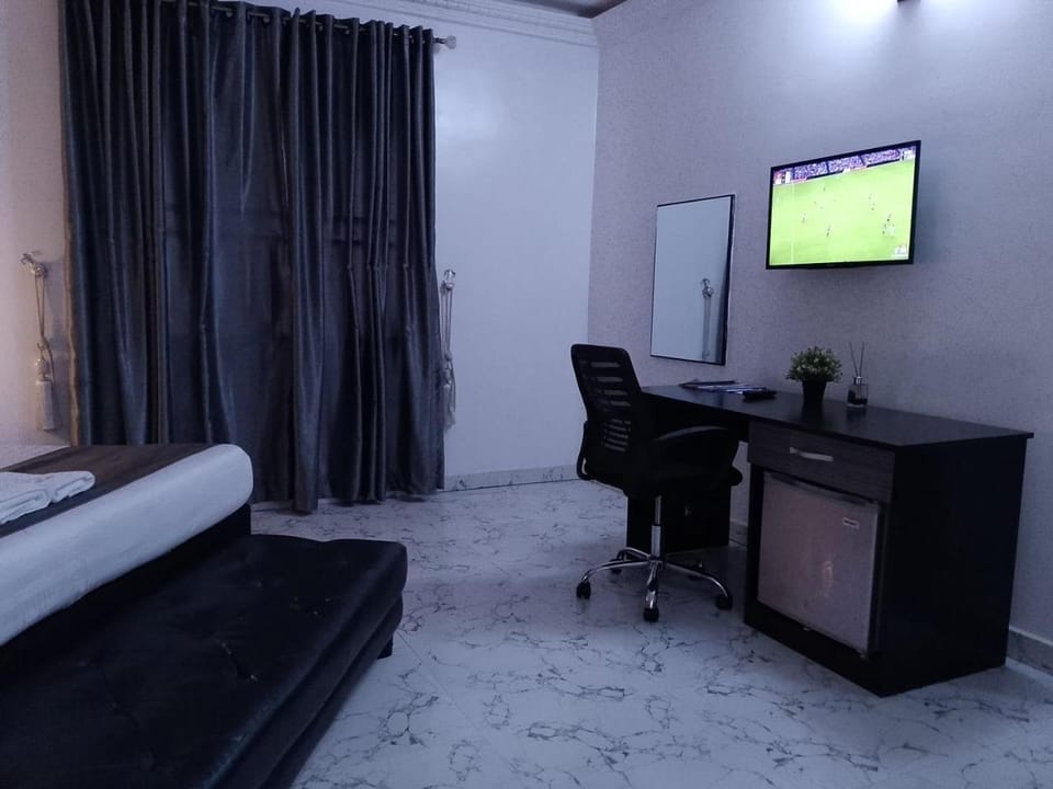 Bed, TV and multimedia, Photo of the whole room