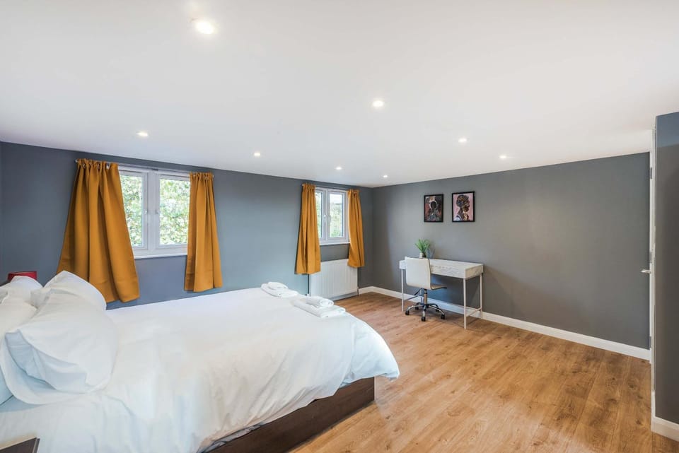 Bed, Photo of the whole room, Bedroom