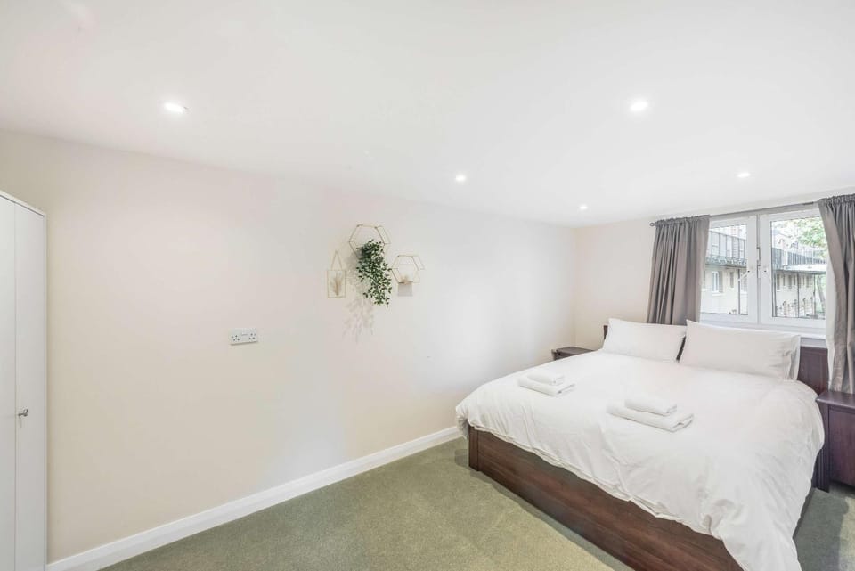 Bedroom, towels