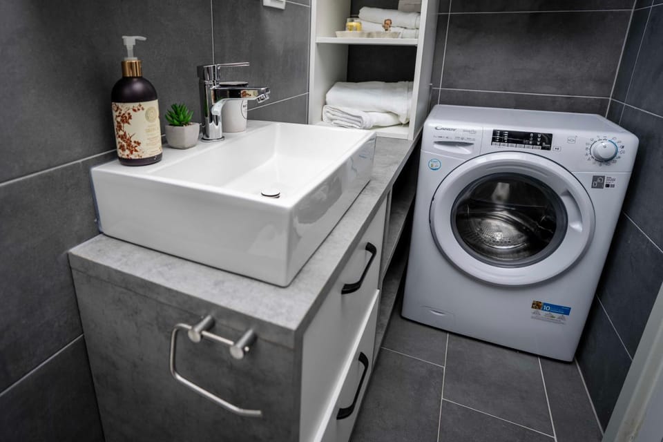 Shower, Toilet, Bathroom, towels, washing machine