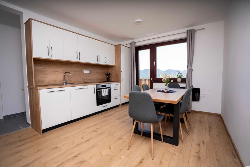 Kitchen or kitchenette, Dining area, dishwasher, oven, pet friendly, stove