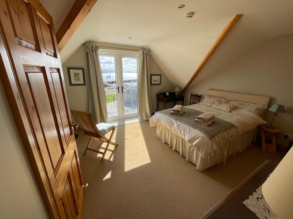 Bed, TV and multimedia, View (from property/room), Balcony/Terrace, Beach, Bedroom, Sea view