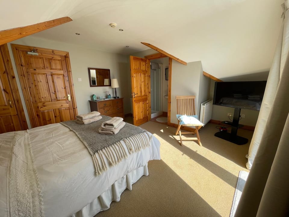 Shower, Toilet, Bed, Natural landscape, Bathroom, View (from property/room), Balcony/Terrace, Beach, Bedroom, Sea view, Sunset