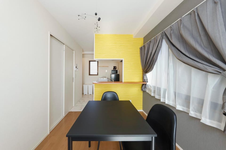 Kitchen or kitchenette, Living room, Seating area, Dining area, microwave