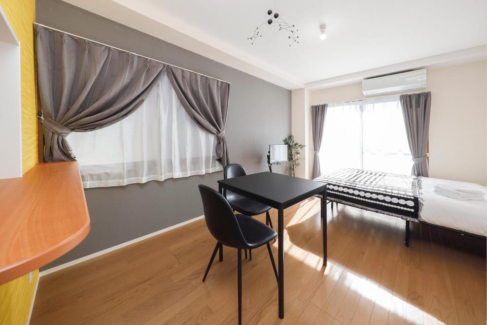 Bed, Living room, Photo of the whole room, Seating area, Bedroom, air conditioner