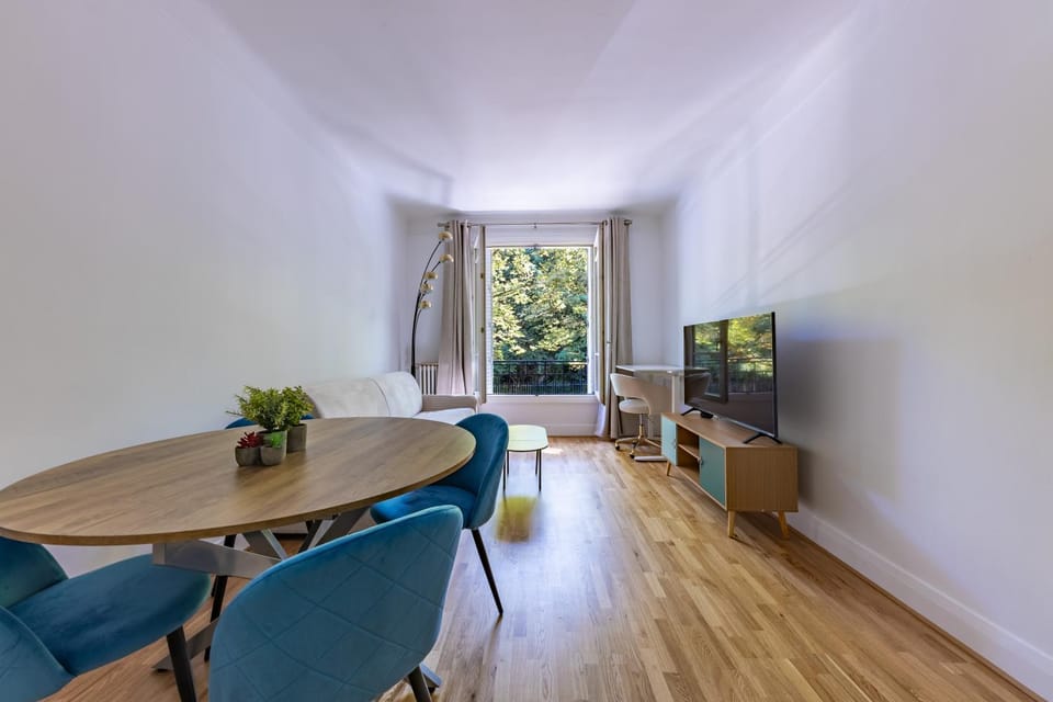 Romantique 4 Étoiles ,Appartement Chic près du Canal, Paris Apartment in Paris