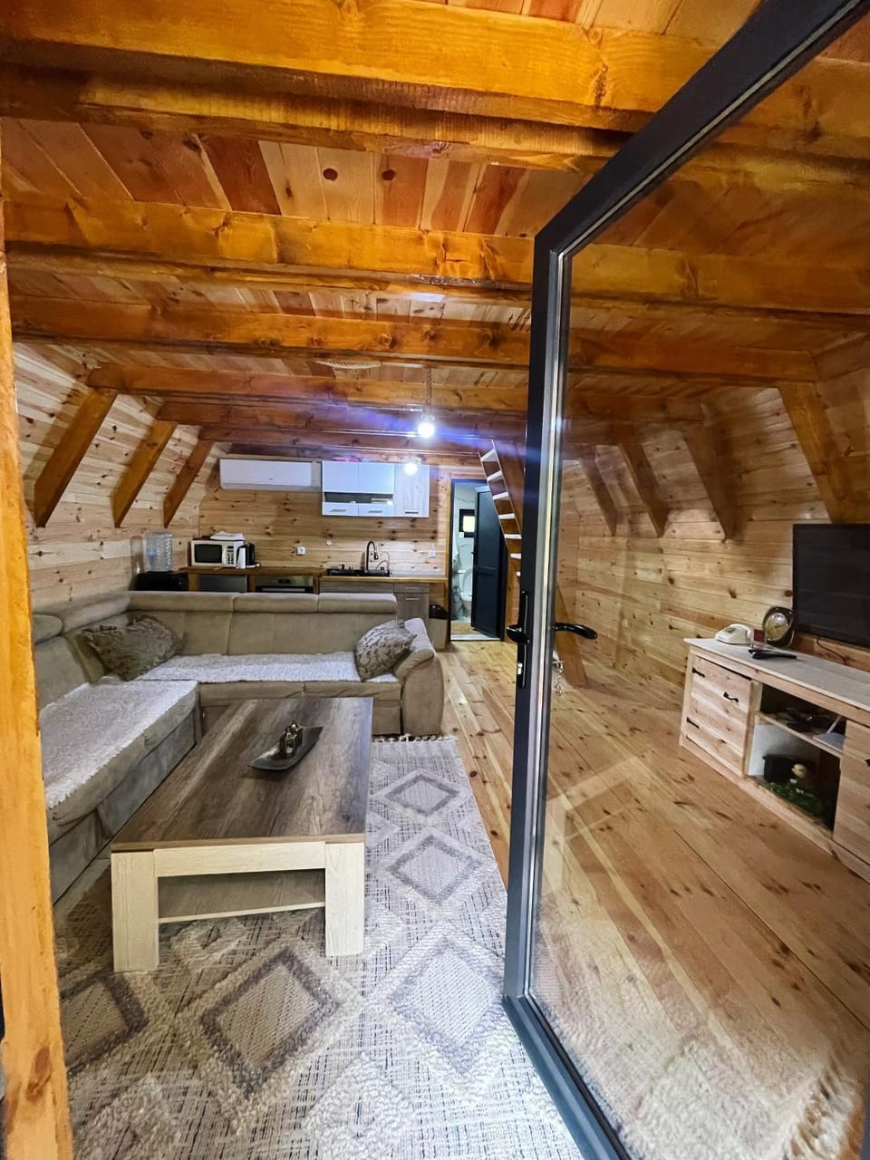 TV and multimedia, Kitchen or kitchenette, Living room, Photo of the whole room, Seating area