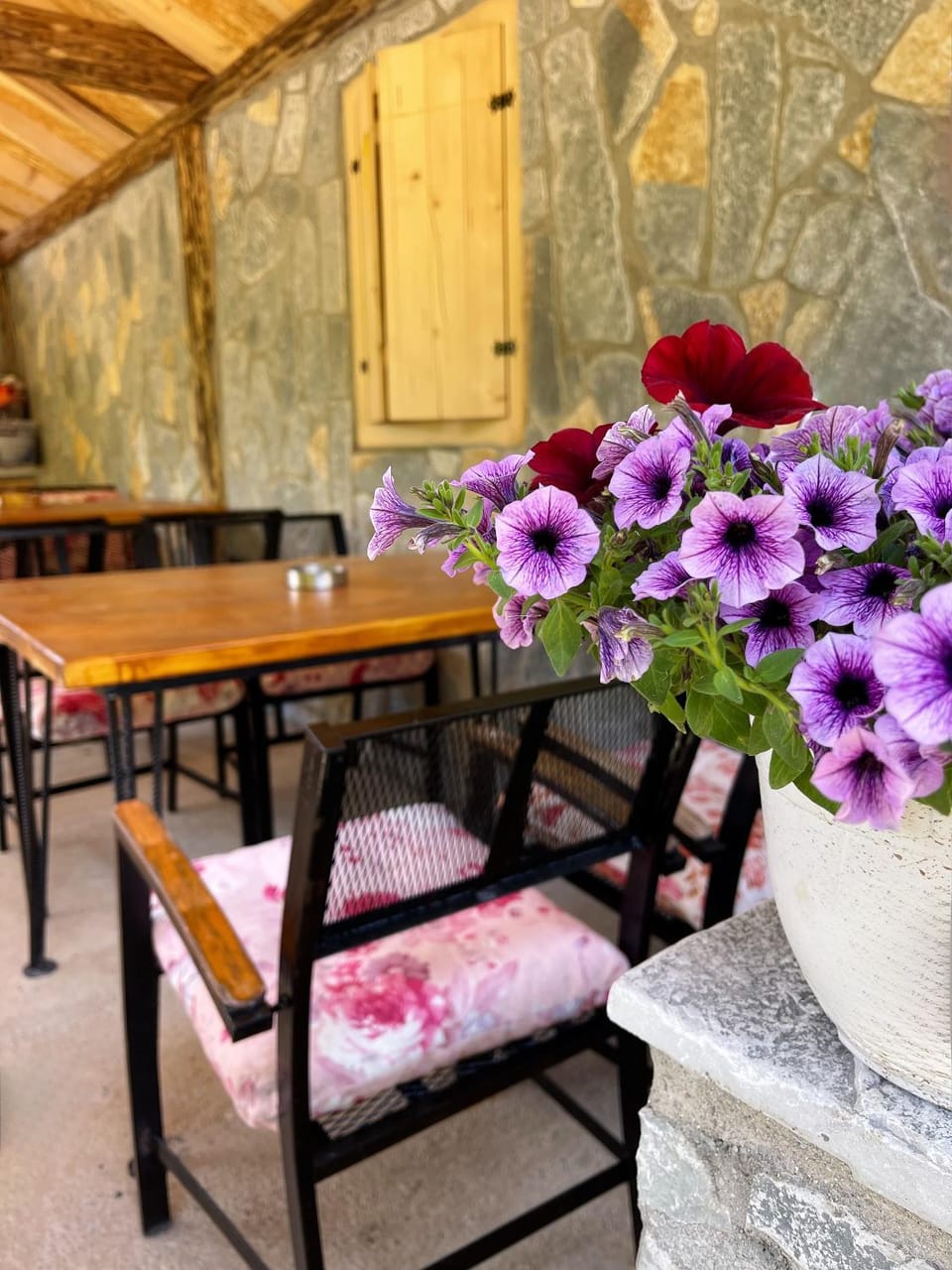 Restaurant/places to eat, BBQ facilities, Garden
