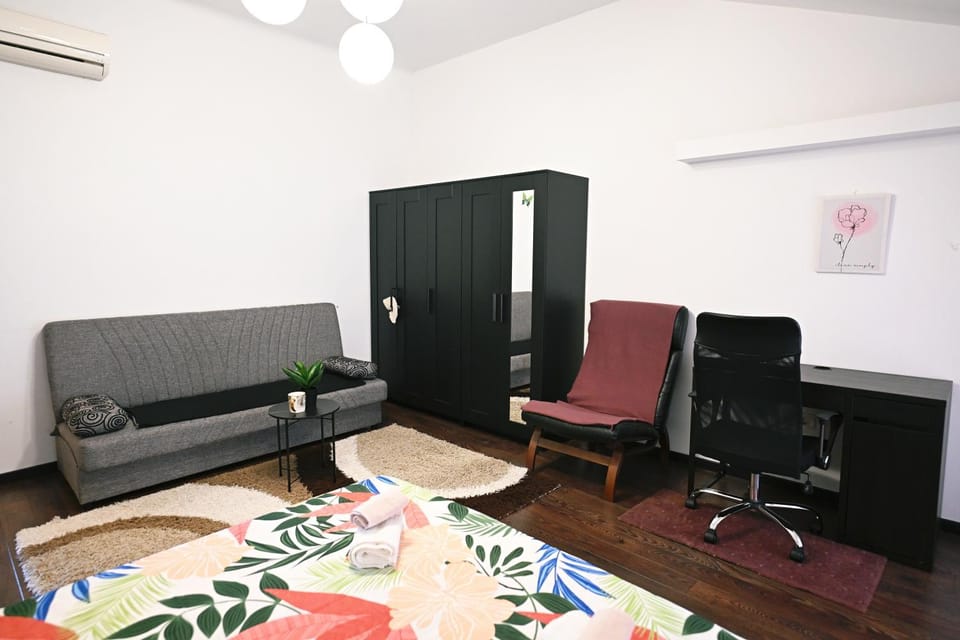 TV and multimedia, Living room, Seating area, air conditioner