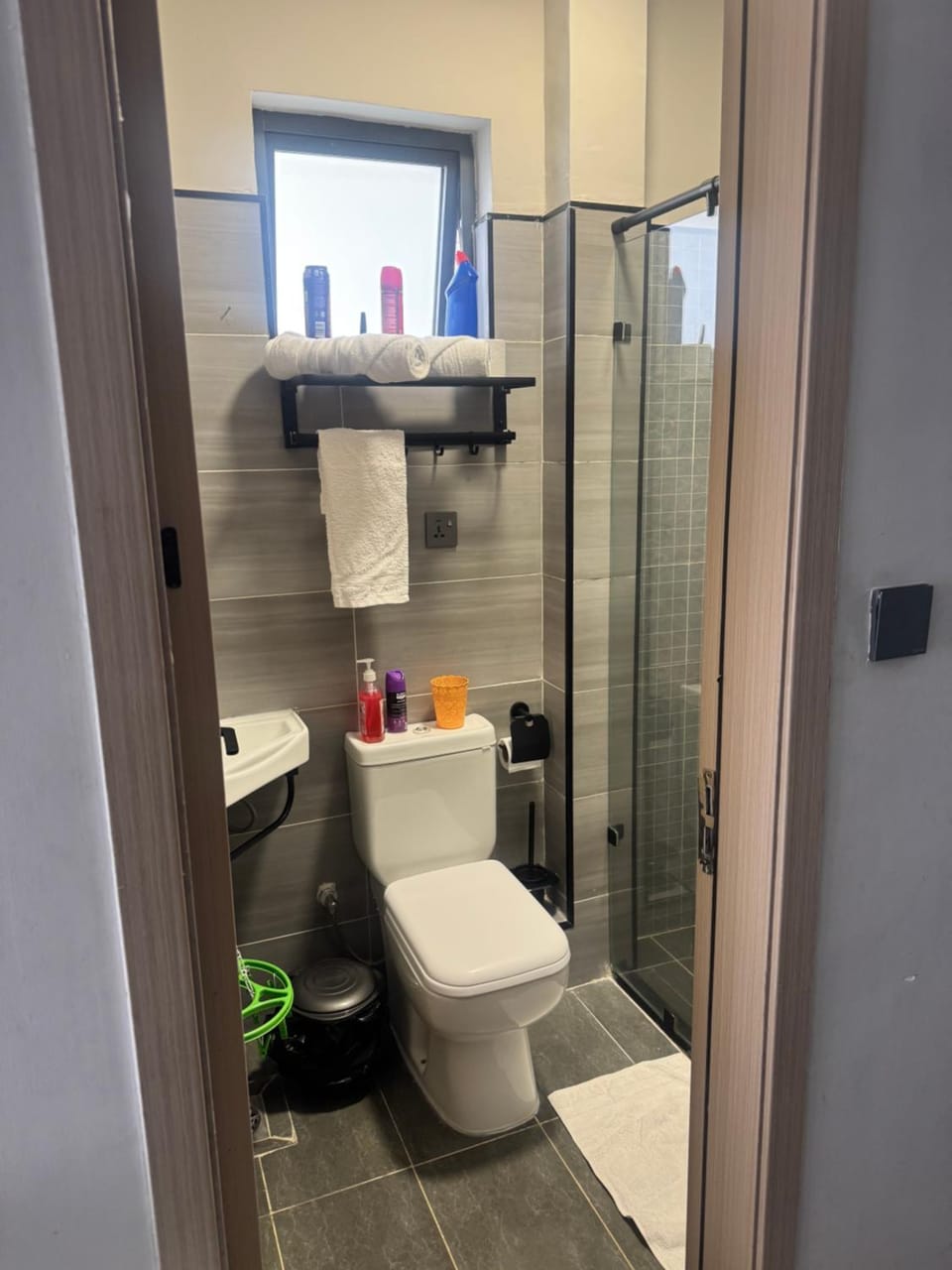 Toilet, towels