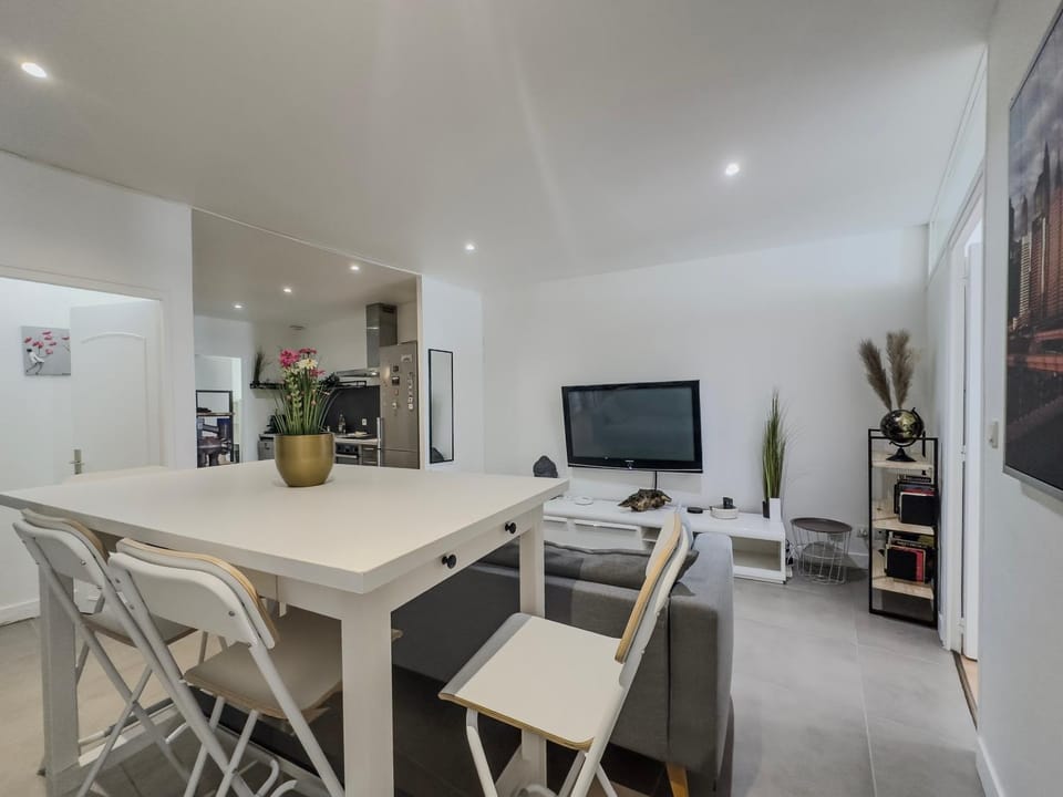 TV and multimedia, Kitchen or kitchenette, Living room, Seating area, Dining area, hair dresser