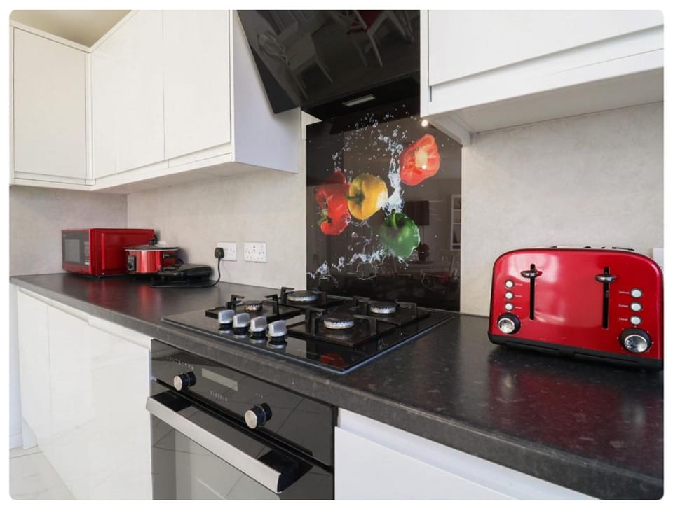 Coffee/tea facilities, Kitchen or kitchenette, stove, toaster