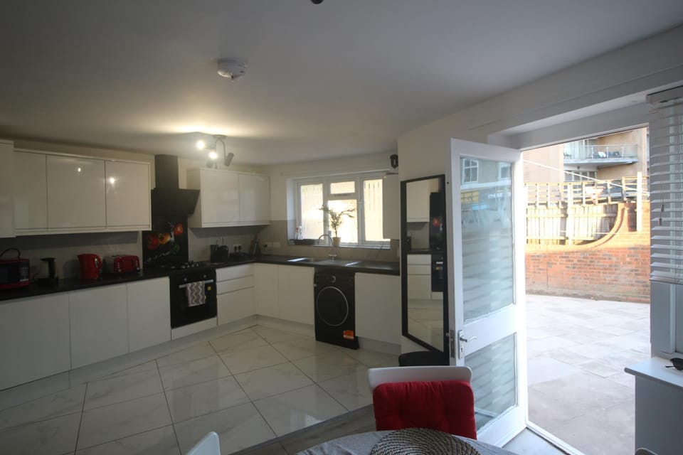 Kitchen or kitchenette, stove, toaster, washing machine, kitchen