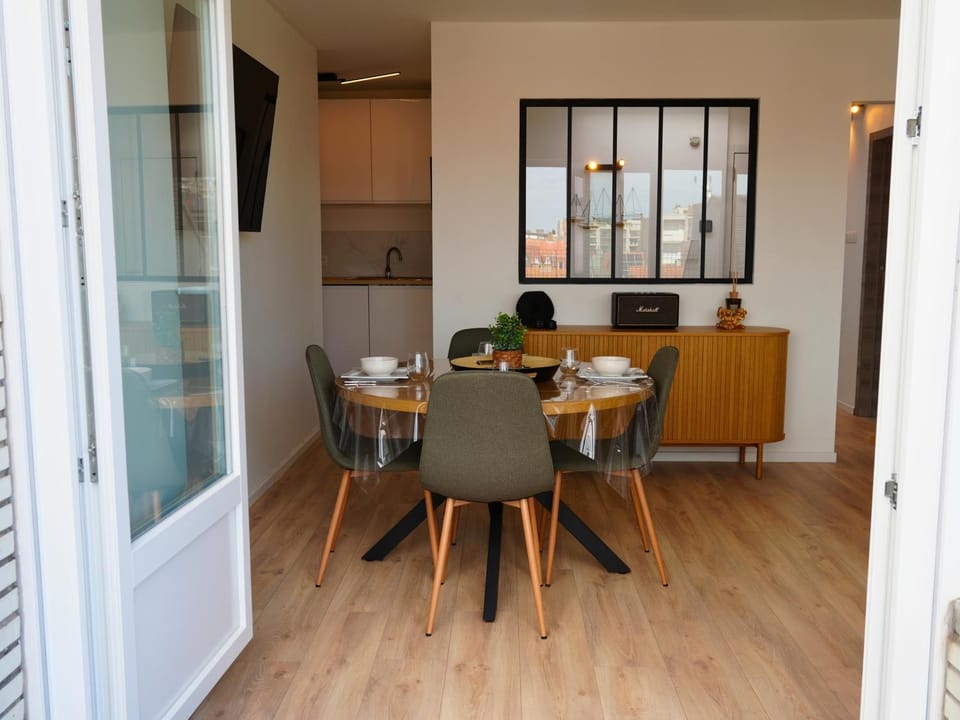 Kitchen or kitchenette, Dining area