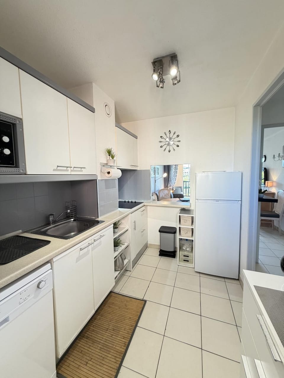 Coffee/tea facilities, Kitchen or kitchenette, Dining area, dishwasher, stove