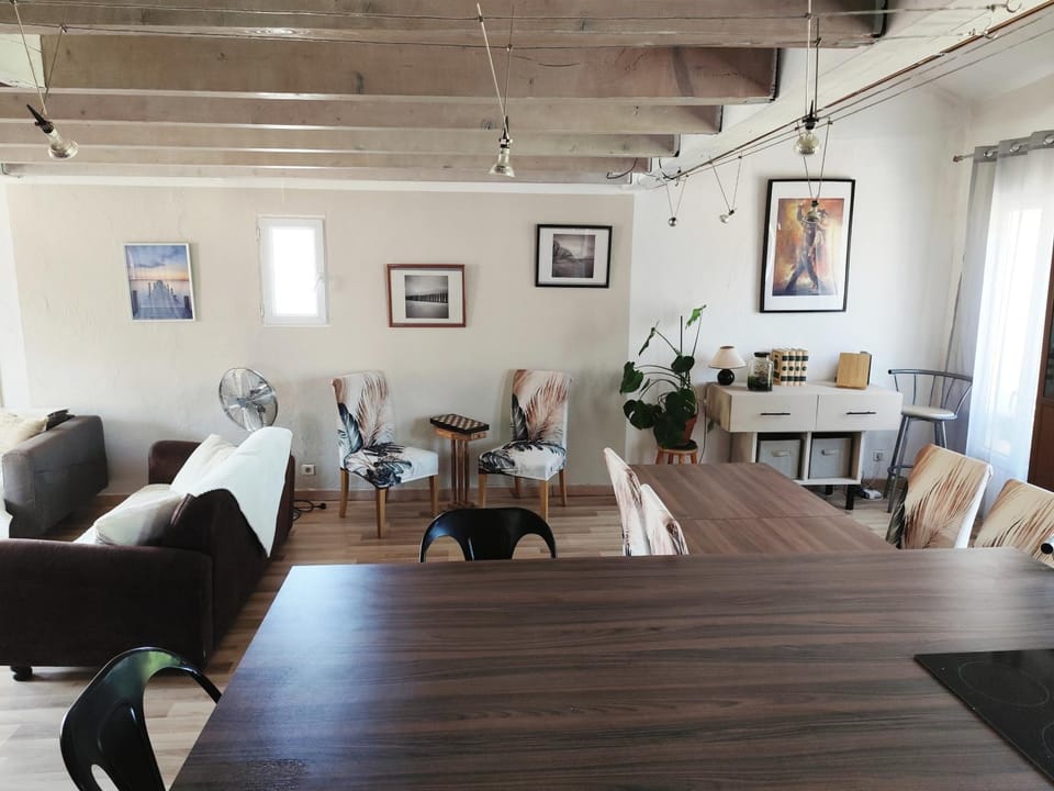 Seating area, Dining area