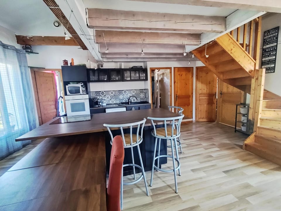 Kitchen or kitchenette, Dining area, oven, stove