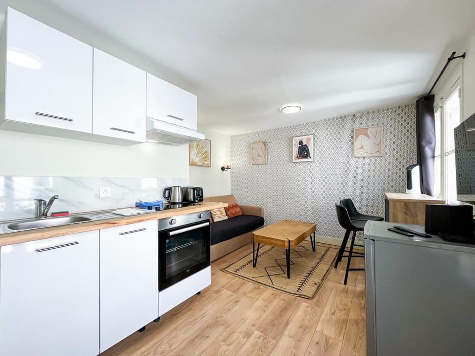 Studio 13 - Paris Faubourg Bail Mobilité Apartment in Paris