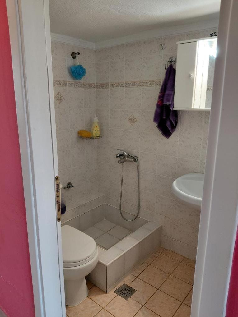 Shower, Toilet, Bathroom, towels