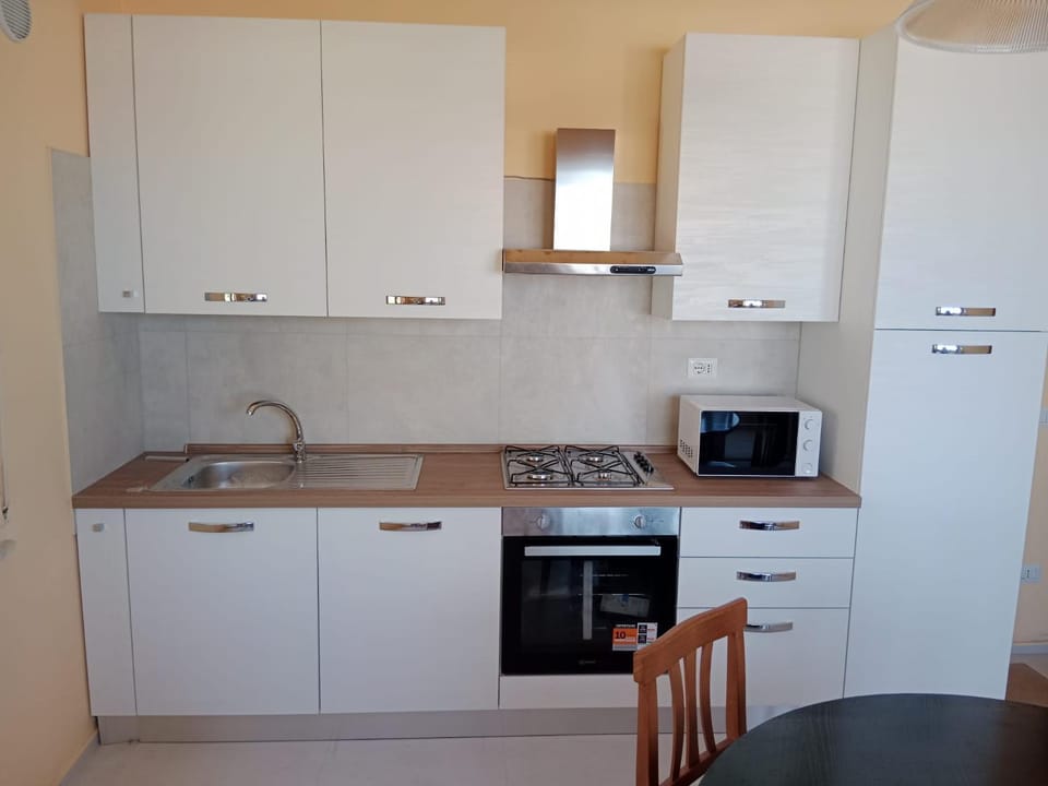 Kitchen or kitchenette, oven, pet friendly, stove