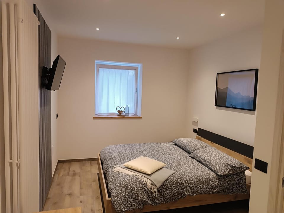 Bed, TV and multimedia, Bedroom