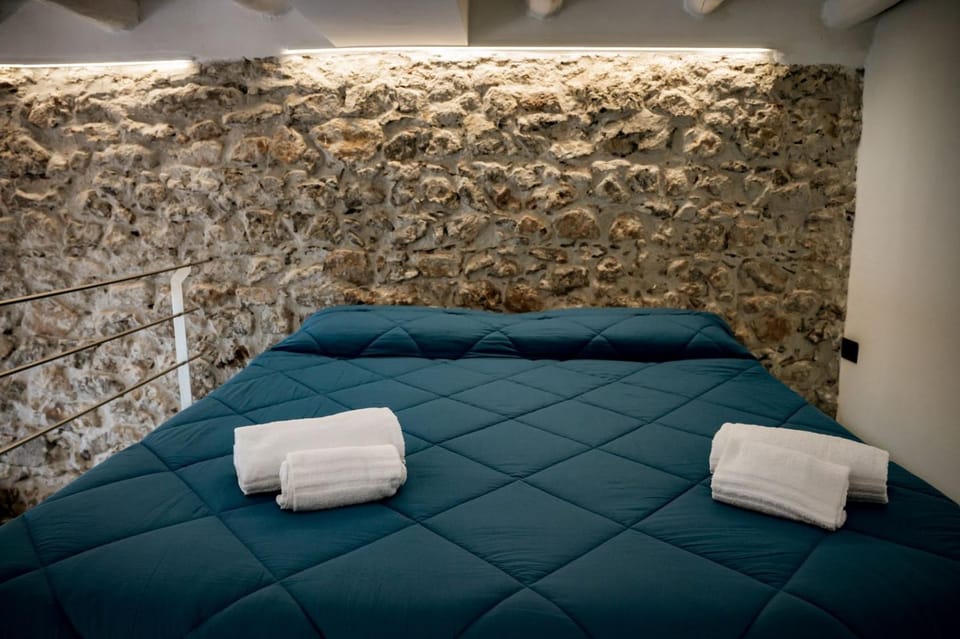 Bed, Photo of the whole room, towels