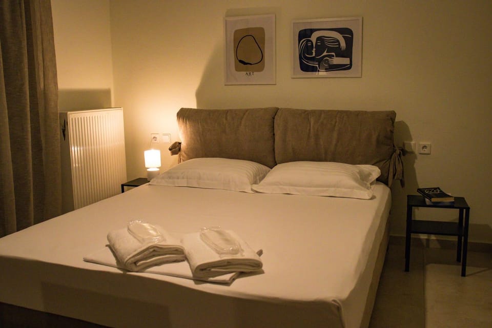 Bed, Photo of the whole room, towels