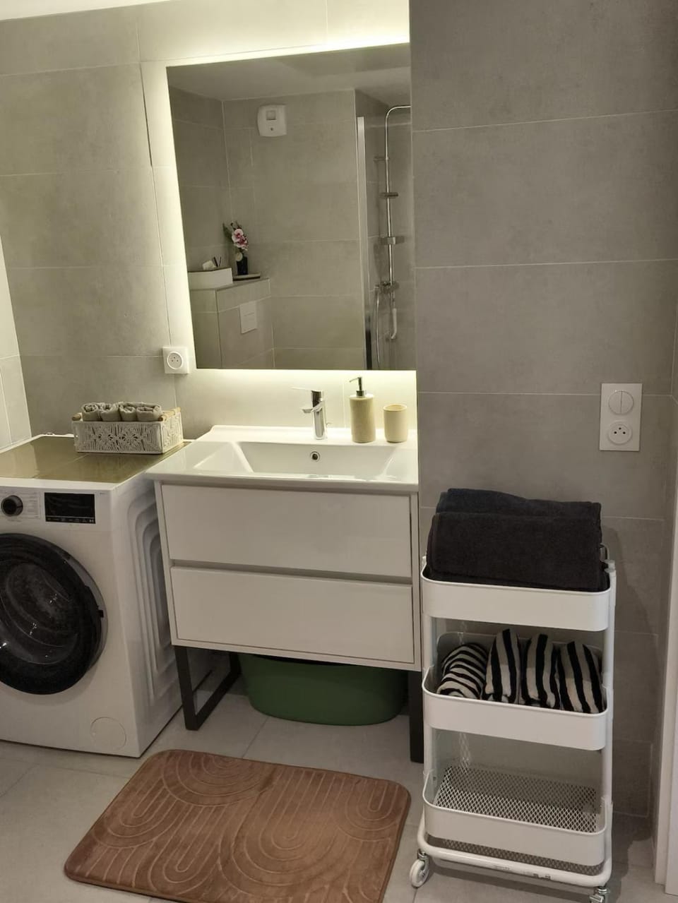Bathroom, towels, washing machine