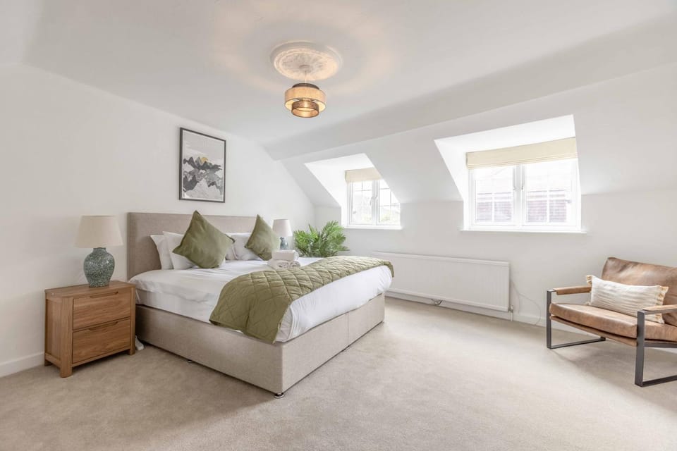 2BR Cottage and Parking, 10 Mins to Windsor - By Tempstay House in Slough