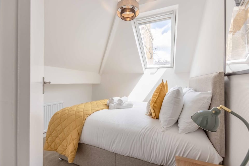 2BR Cottage and Parking, 10 Mins to Windsor - By Tempstay House in Slough
