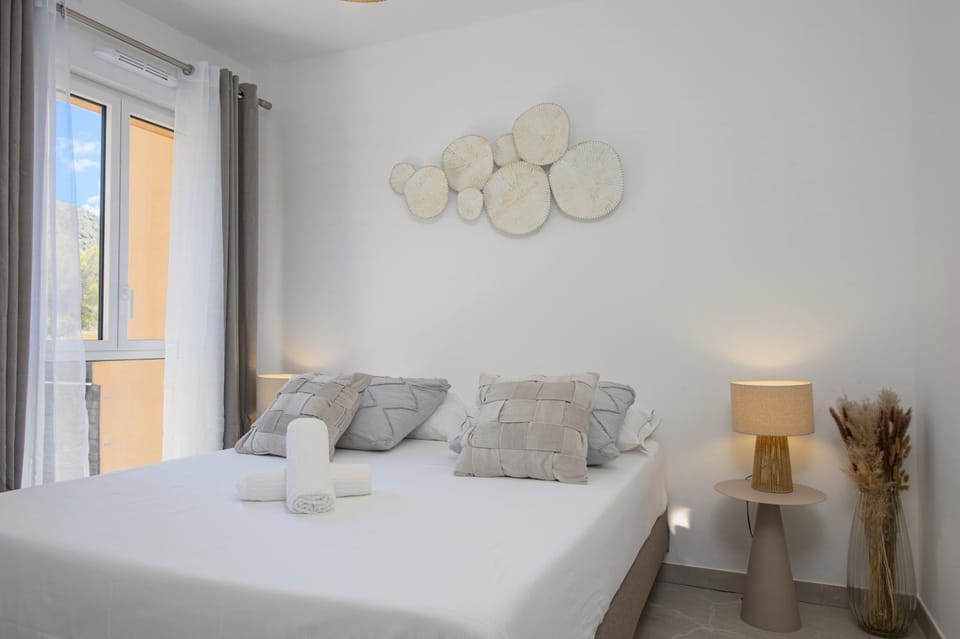 Bed, Photo of the whole room, Bedroom, towels