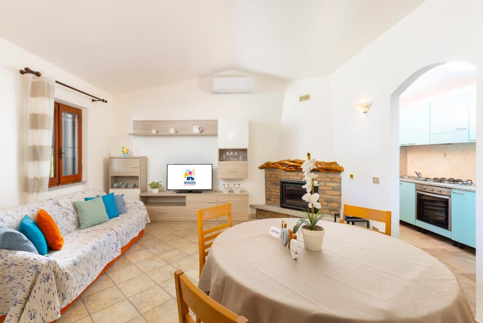 TV and multimedia, Kitchen or kitchenette, Living room, Seating area, Dining area, oven, stove