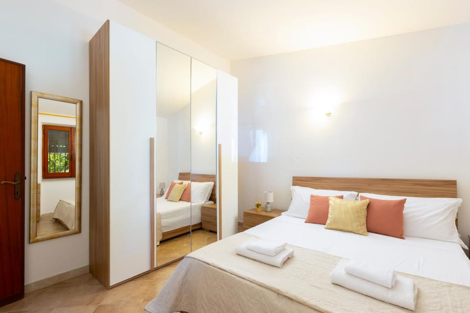 Bed, Photo of the whole room, Bedroom, towels, wardrobe