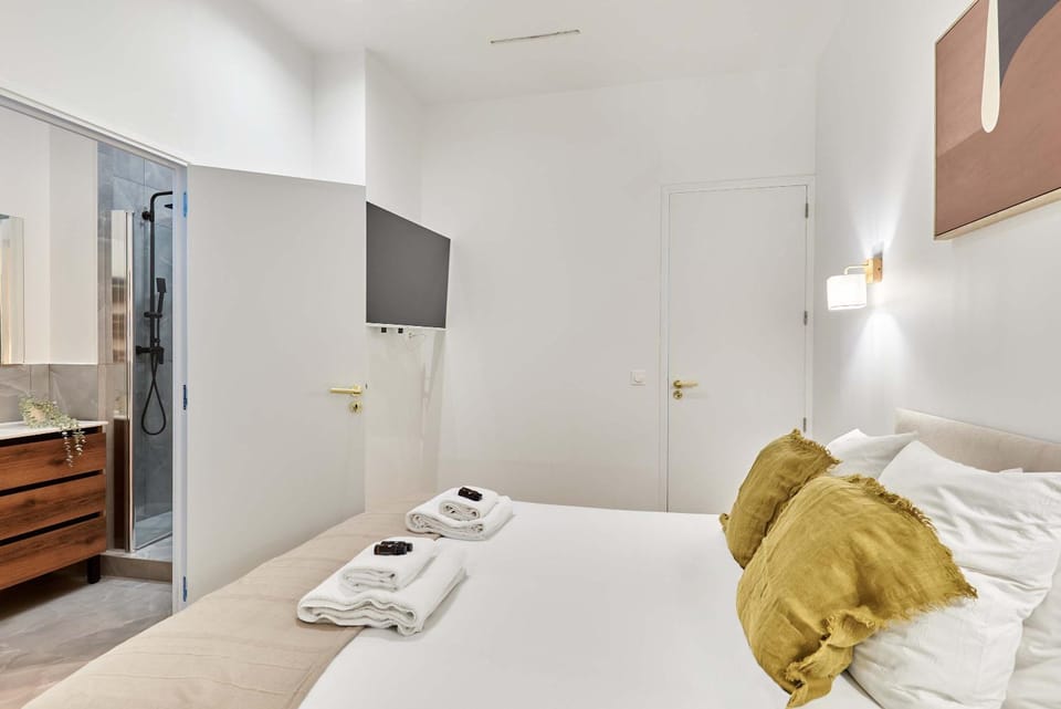 Bed, TV and multimedia, Bedroom, towels