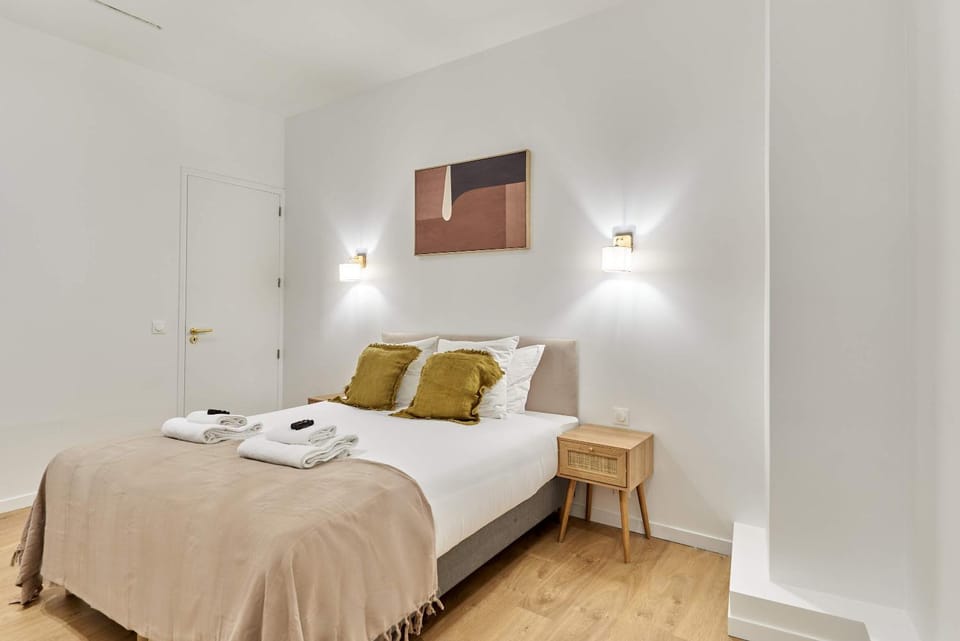 Bed, Bedroom, towels