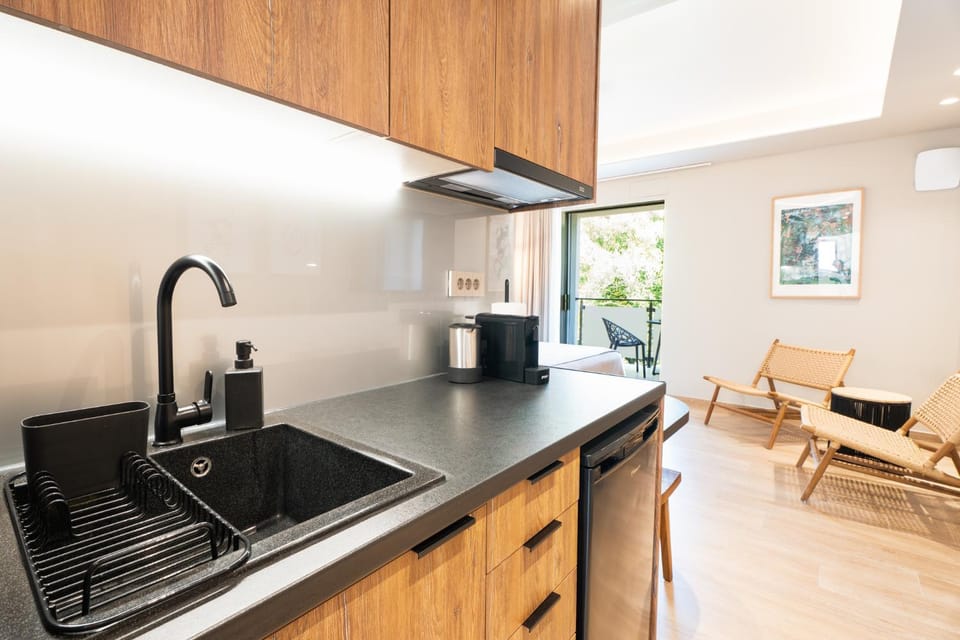 Coffee/tea facilities, Kitchen or kitchenette, stove