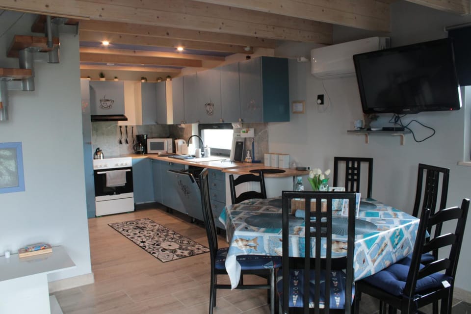 TV and multimedia, Kitchen or kitchenette, Dining area, stove